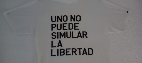 En la camiseta se lee: Uno no puede simular la libertad
